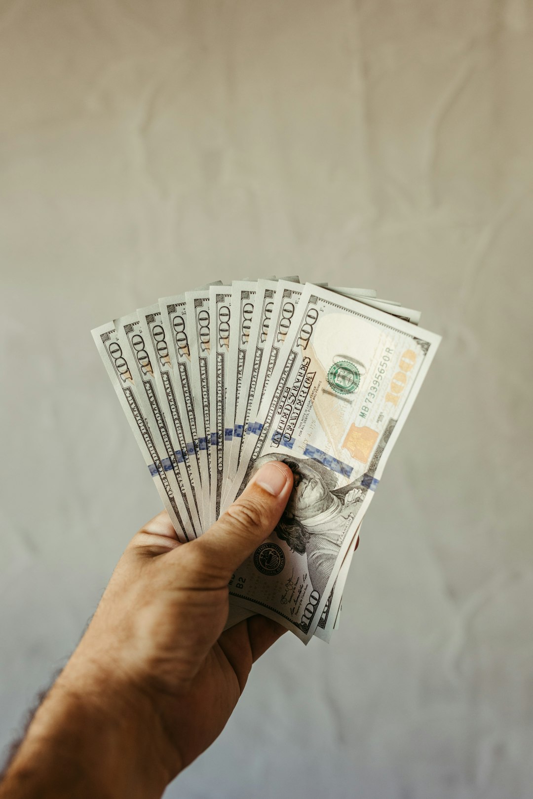 AI赚钱项目变现指南：从零到月入5万的完整路径，附5个成功案例深度拆解