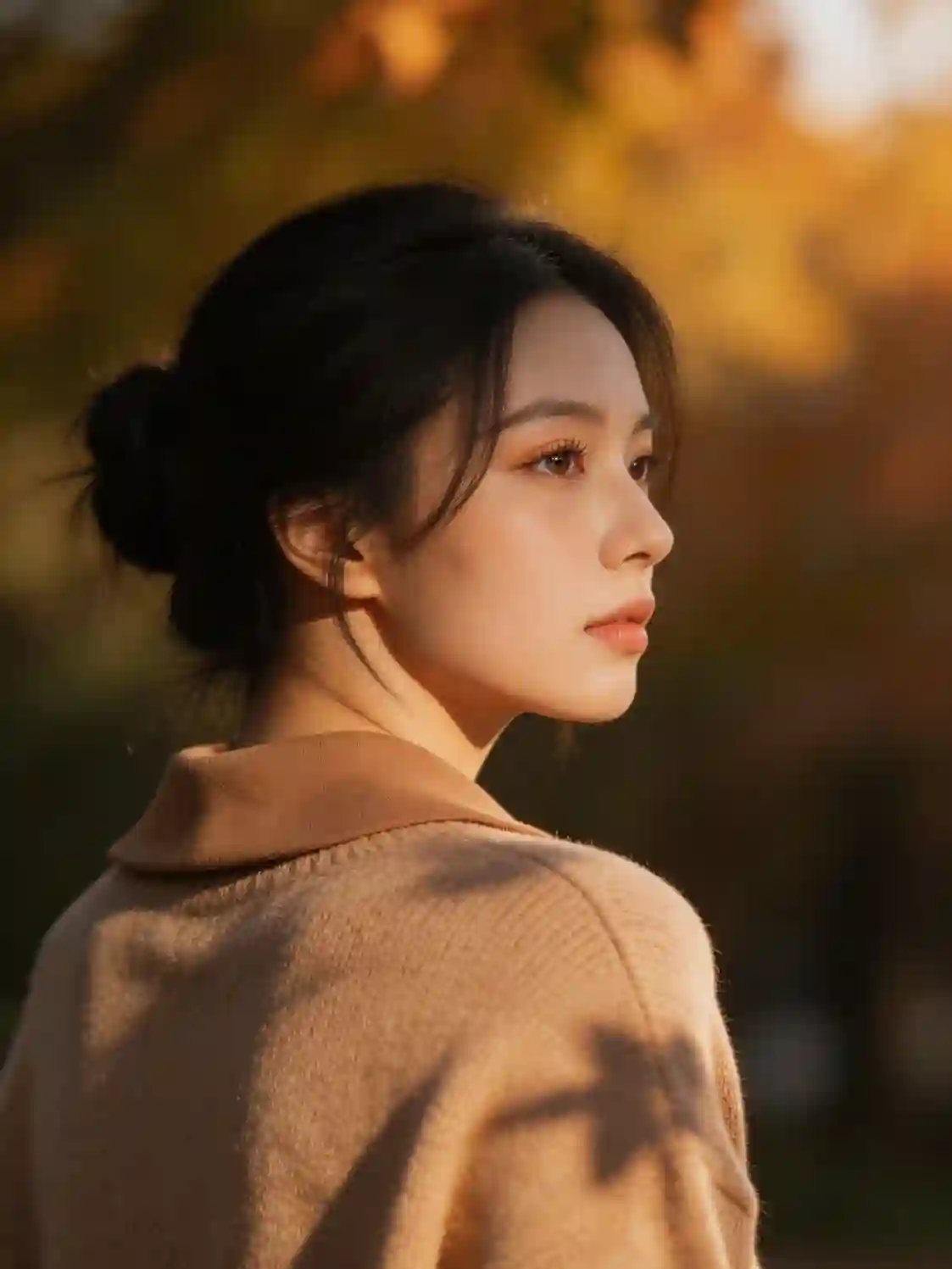 暖阳树影下的电影感少女肖像 - 1